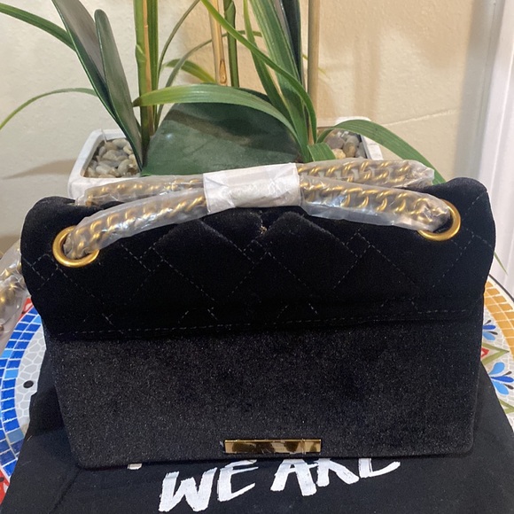 Mini Kensington Eye Quilted Velvet Crossbody Bag
Kurt Geiger London - Picture 3 of 12